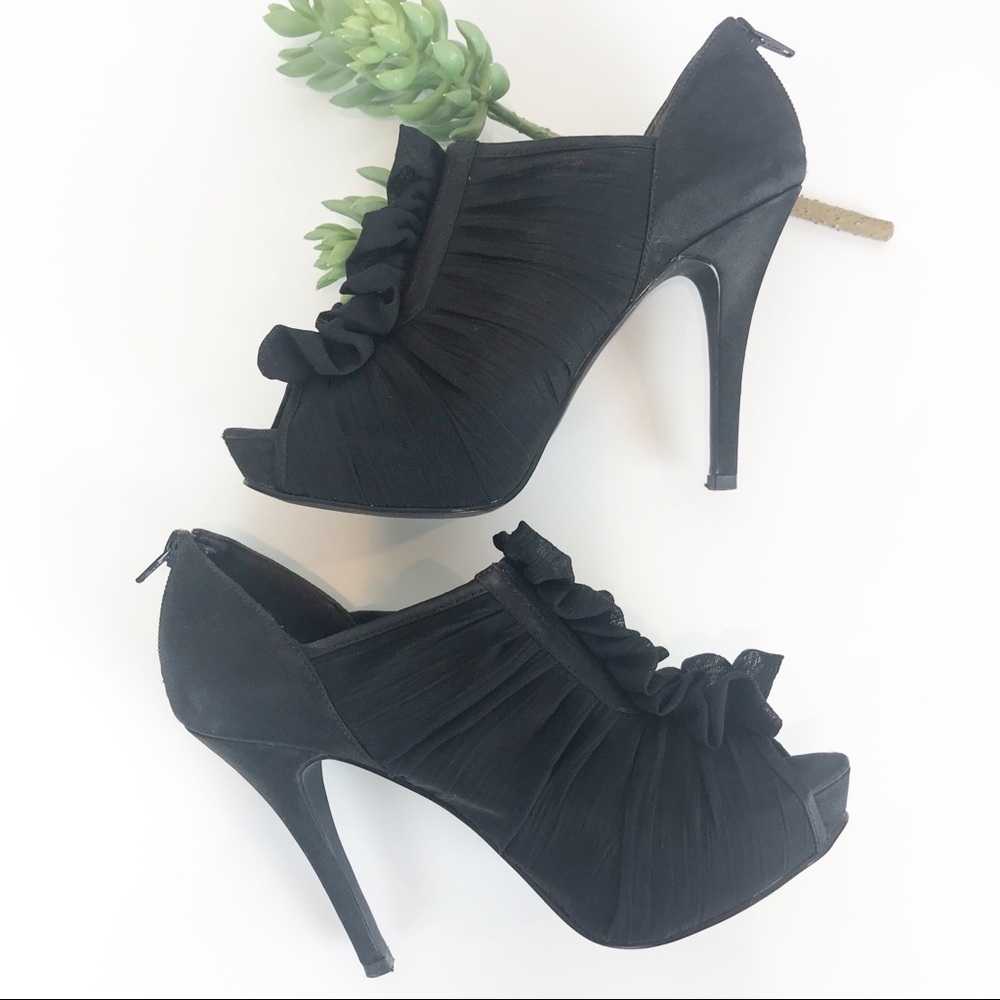 2/$14 Jacqueline Ferrar Satin Heels 7